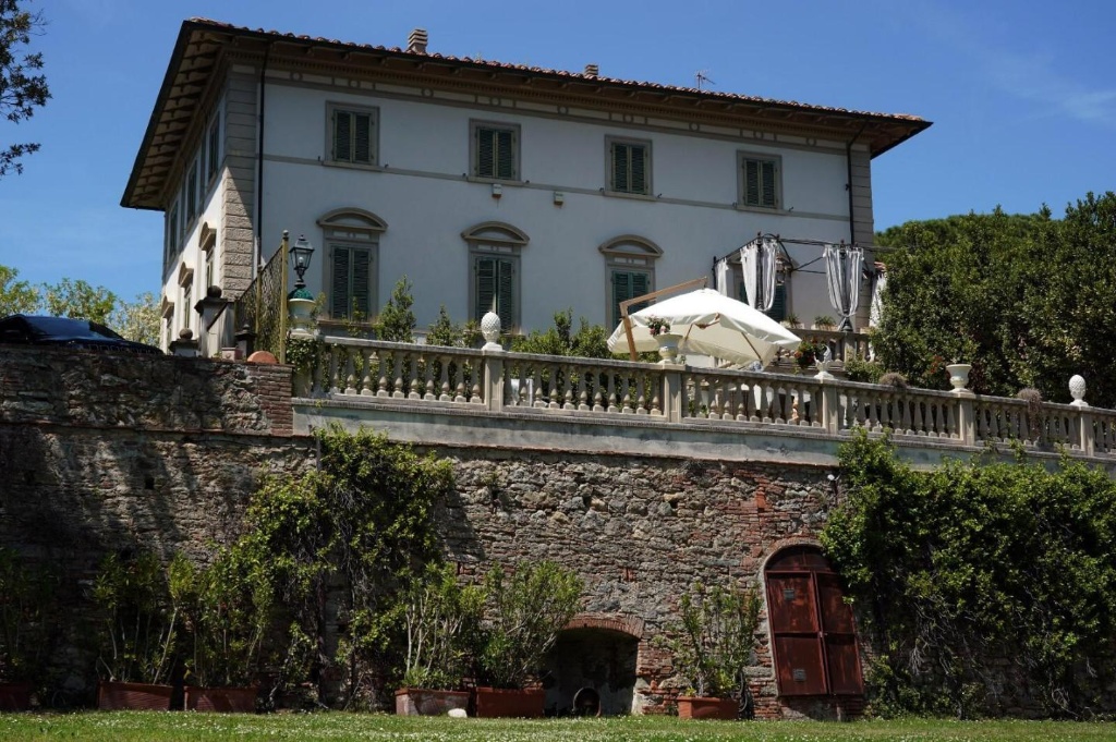 Palazzo storico a Pisa, 16 locali, 3 bagni, giardino privato, 390 m²