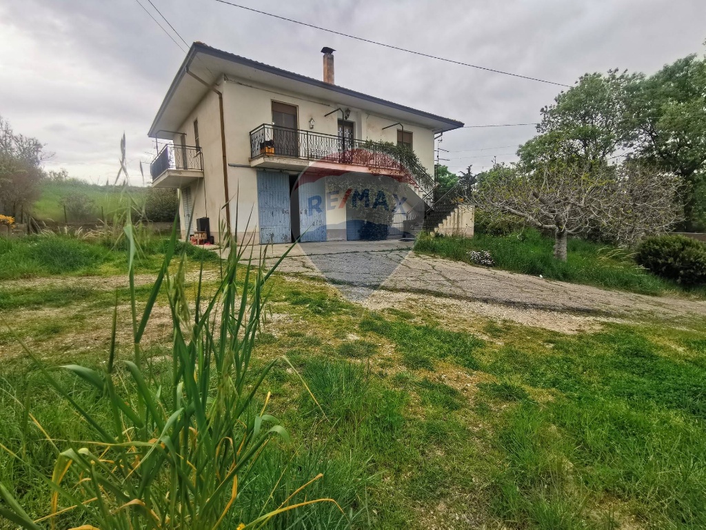 Casa indipendente in Via Montecalvo, Atessa, 4 locali, 1 bagno, 230 m²