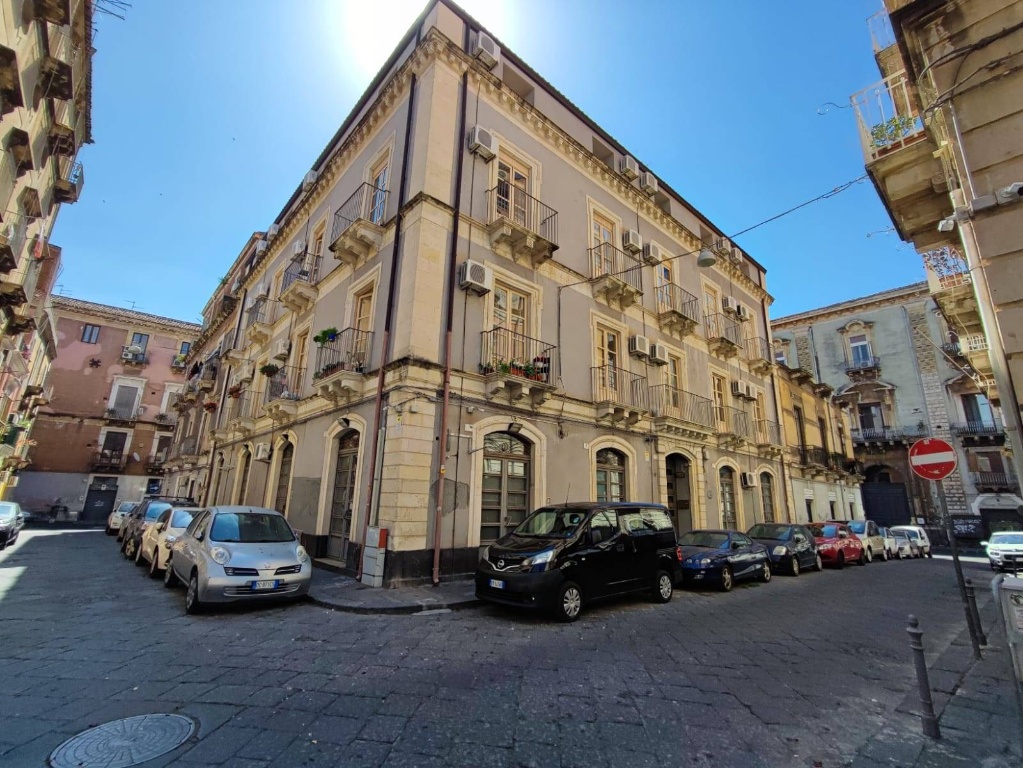 Palazzo in Via Politi 12, Catania, 30 locali, arredato, 1300 m²