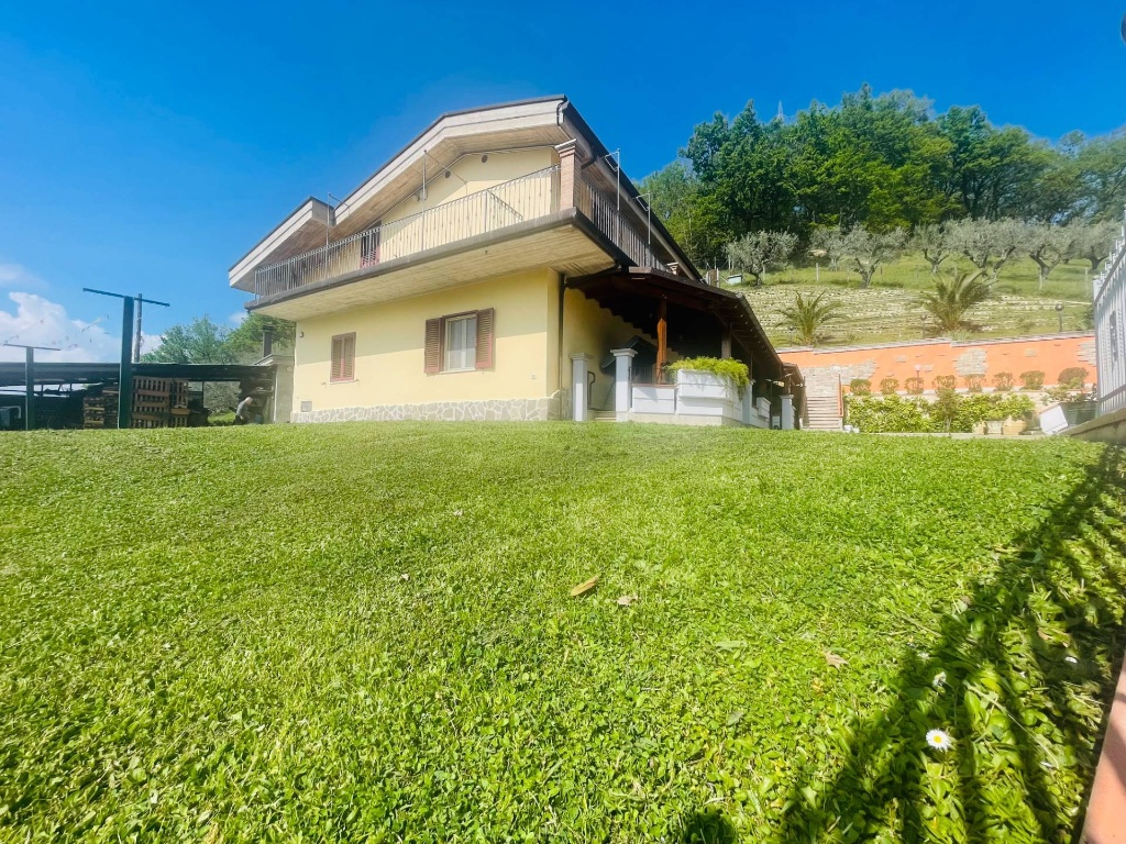 Casa semindipendente in Contrada Petrignano, Tossicia, 9 locali