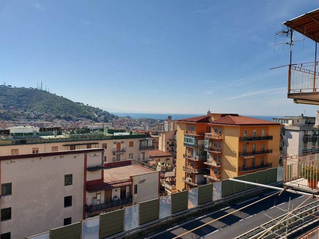 Appartamento a Salerno, 5 locali, 1 bagno, 110 m², 5° piano, ascensore