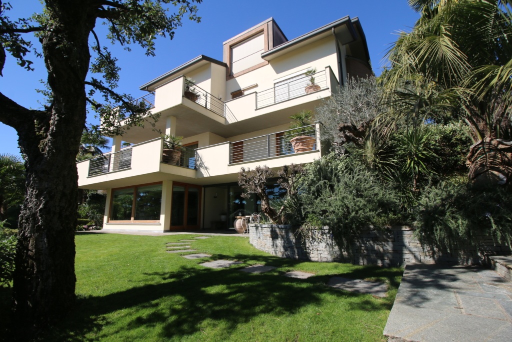 Villa a Inverigo, 20 locali, 6 bagni, giardino privato, garage, 690 m²