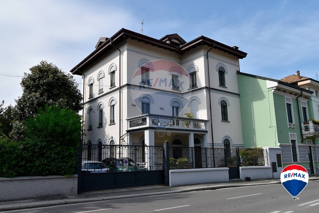 Villetta bifamiliare in Via Scopoli, Pavia, 10 locali, 4 bagni, 480 m²