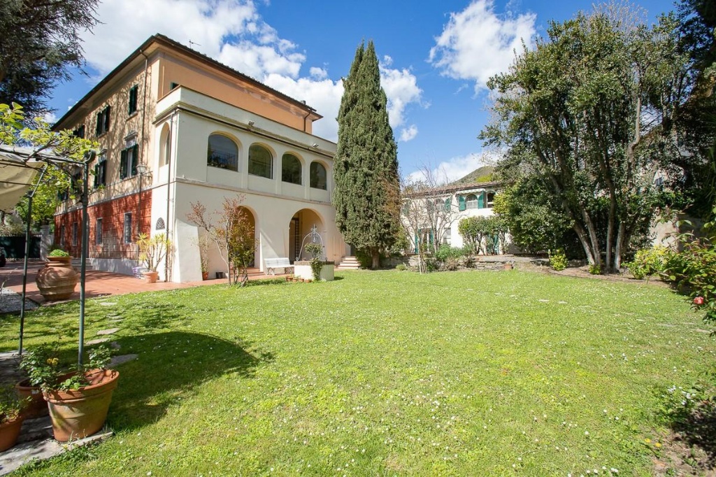 Palazzo storico a Pisa, 30 locali, 7 bagni, giardino privato, 700 m²