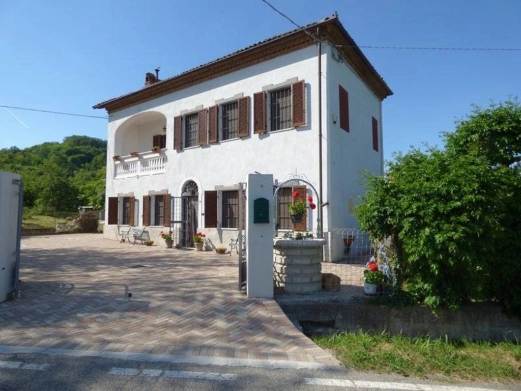 Villa a Mombello Monferrato, 9 locali, camino, ottimo stato in vendita