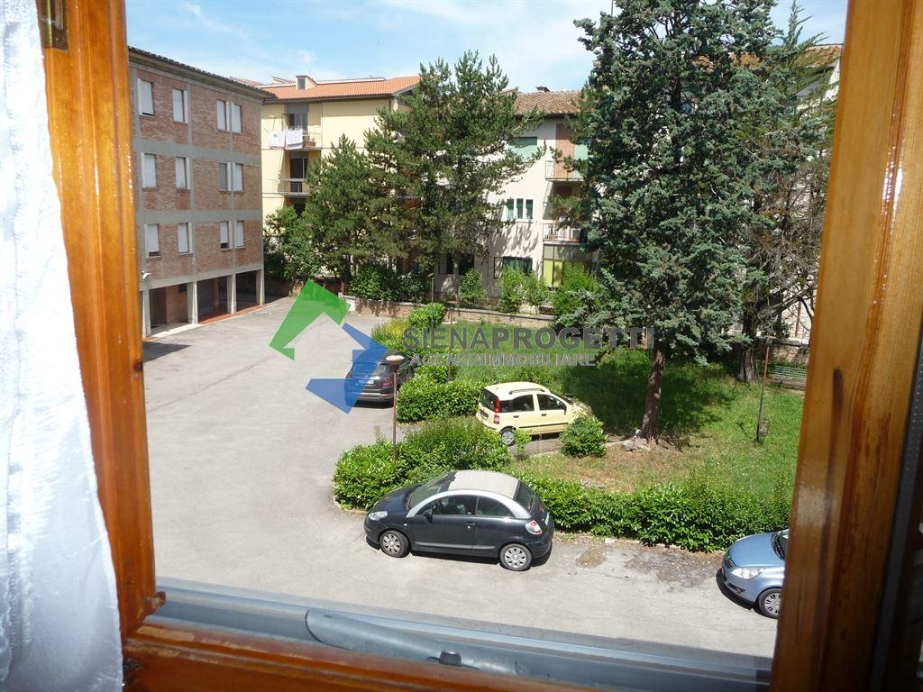 Appartamento a Siena, 6 locali, 2 bagni, con box, arredato, 130 m²