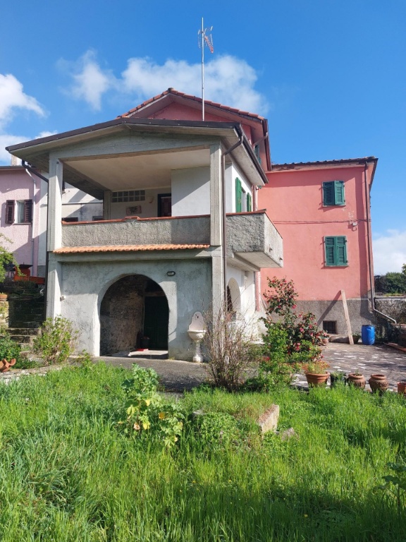 Villa a schiera a Calice al Cornoviglio, 4 locali, 1 bagno, arredato