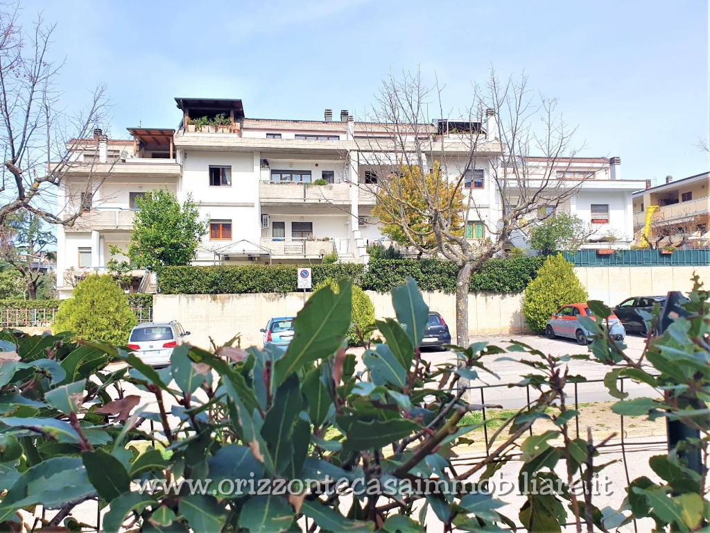 Appartamento a Folignano, 10 locali, 3 bagni, 187 m², multilivello