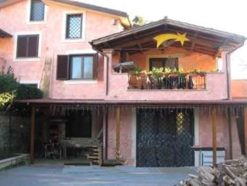 Villetta bifamiliare in Via del Ciclamino 70, Riano, 8 locali, 3 bagni