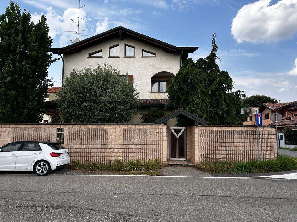 Villa in Via Adamello 31, Gorla Minore, 8 locali, 3 bagni, garage