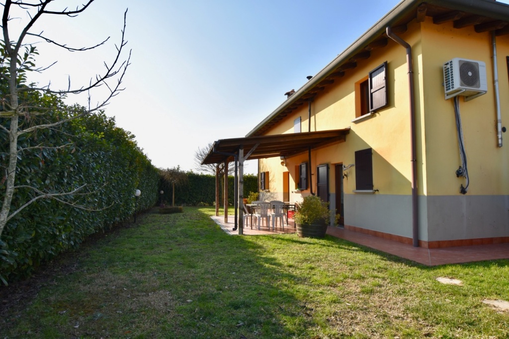 Villa a schiera in Via Scala Ponente, San Pietro in Casale, 10 locali