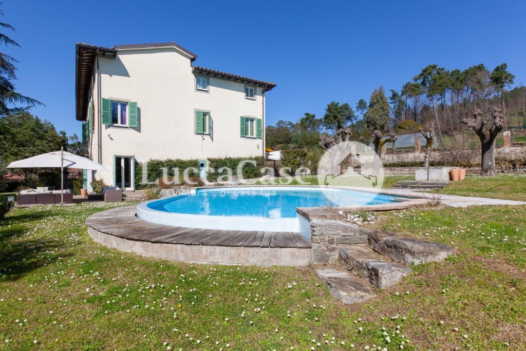 Villa a Lucca, 14 locali, 9 bagni, giardino privato, posto auto