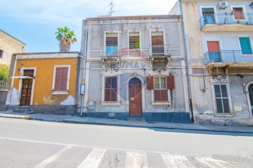 Casa semindipendente in Via Vincenzo Casagrandi, Catania, 7 locali