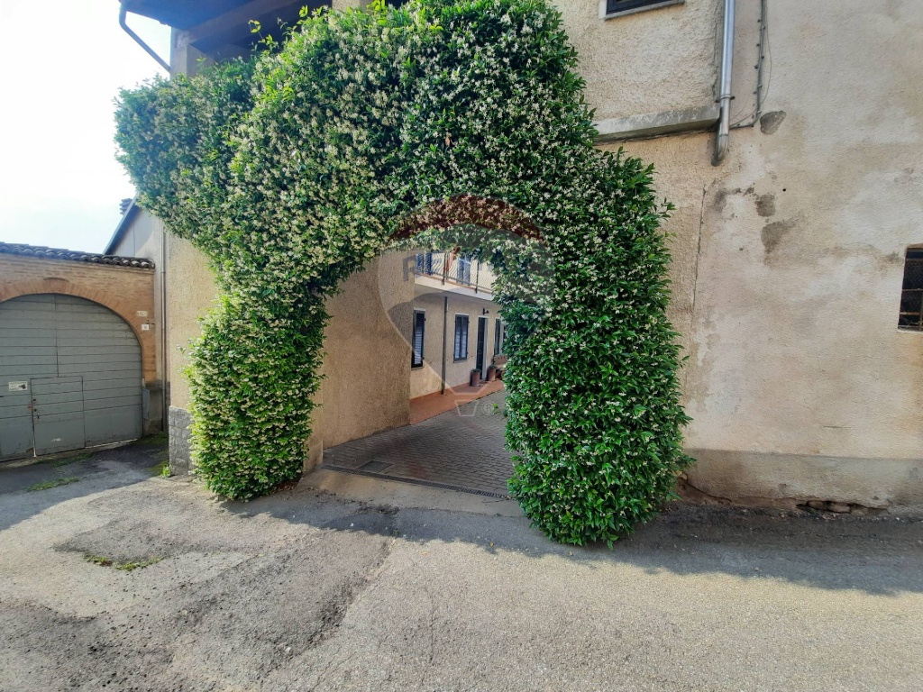 Casa indipendente in P.zza Italia, Pecetto di Valenza, 8 locali
