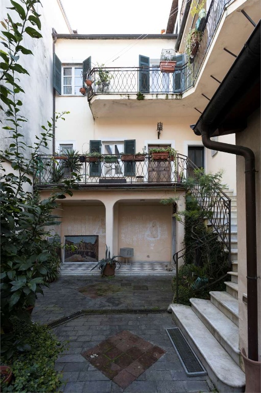 Villetta bifamiliare a Sarzana, 13 locali, 6 bagni, giardino privato