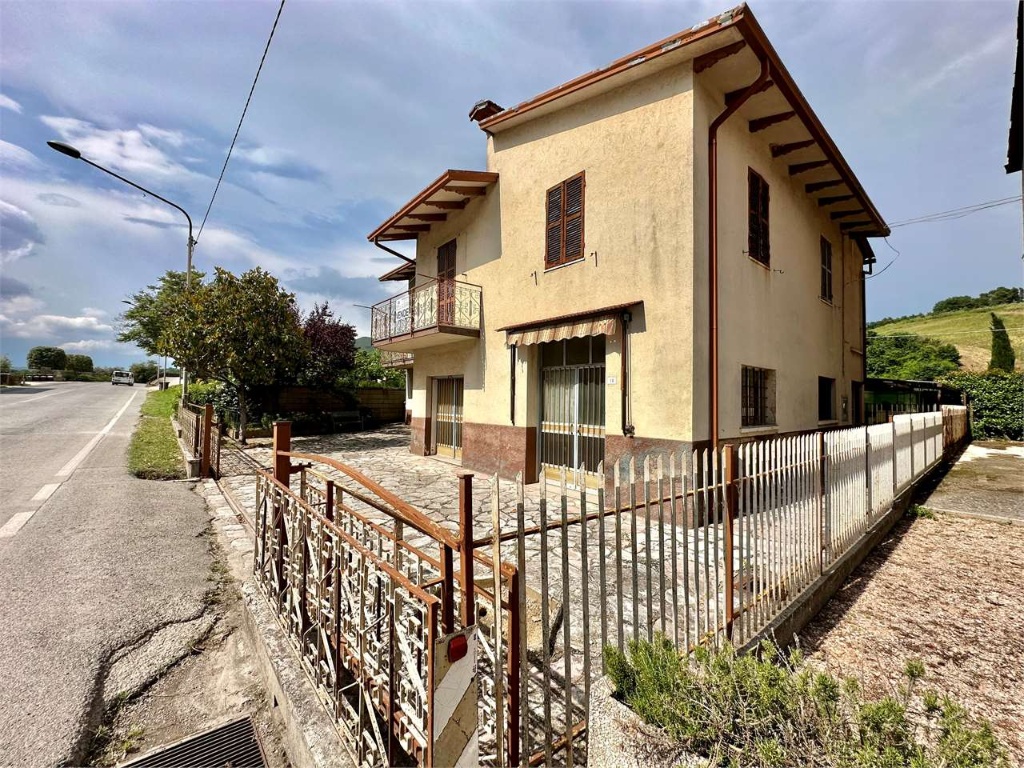 Casa indipendente a Gualdo Cattaneo, 5 locali, 2 bagni, garage, 220 m²