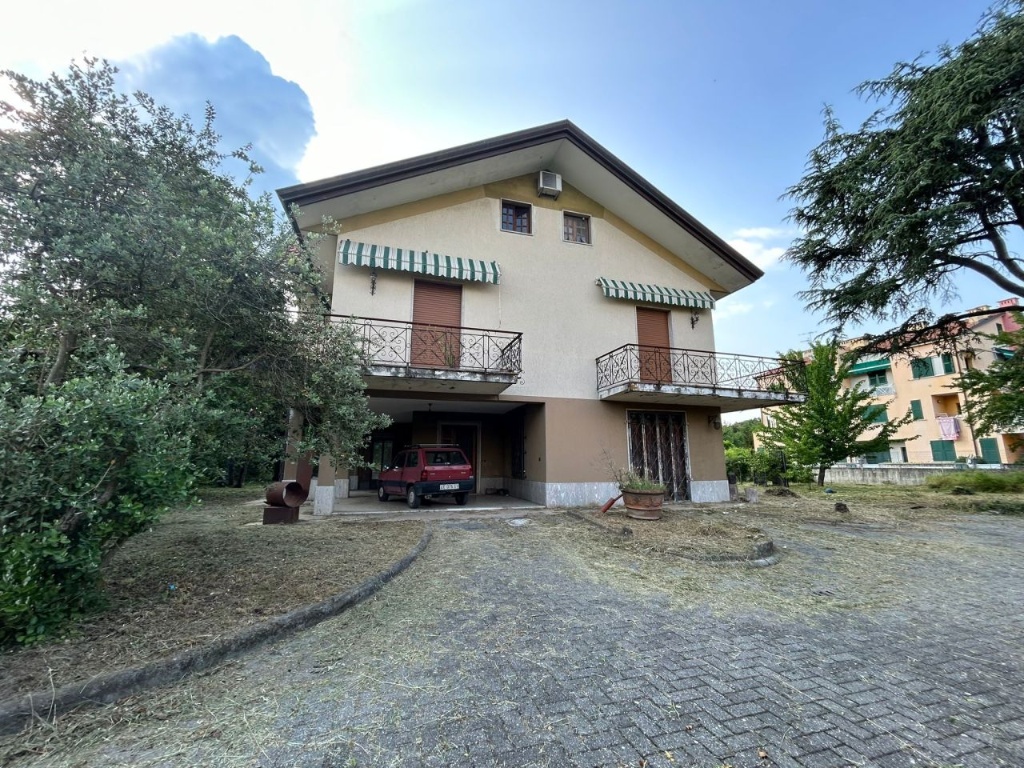 Villa singola a Sarzana, 20 locali, 4 bagni, giardino privato, 385 m²
