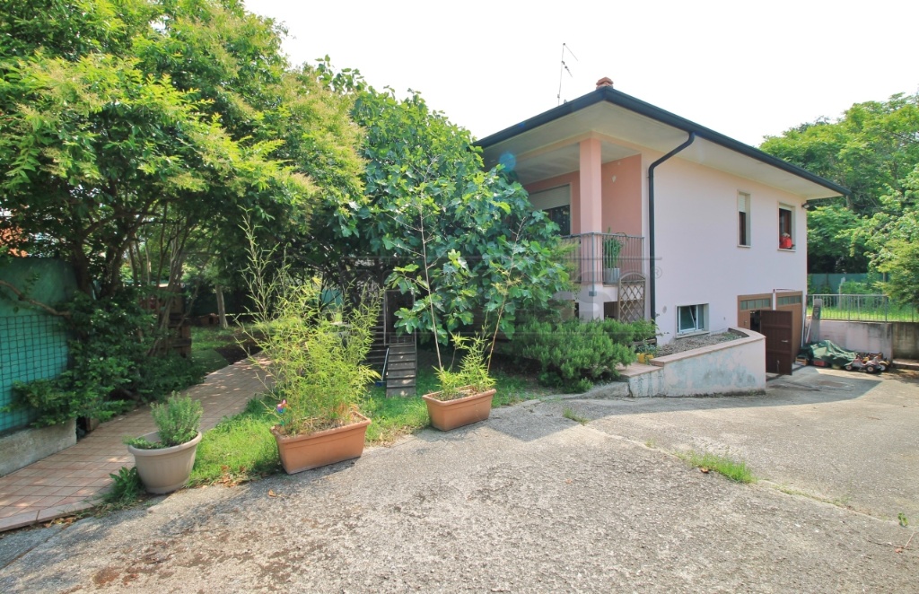 Villa singola in Via Garibaldi 17, Montebello Vicentino, 7 locali