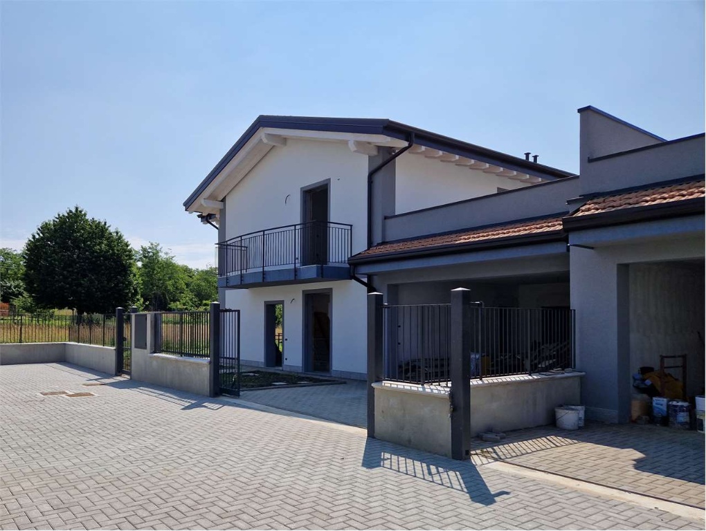 Villa in Via dei combattenti, Vedano Olona, 2 locali, 2 bagni, garage