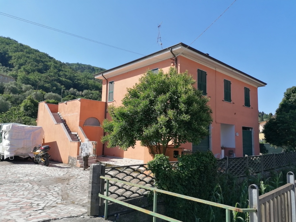 casa semindipendente in vendita ad Arcola in zona Romito Magra