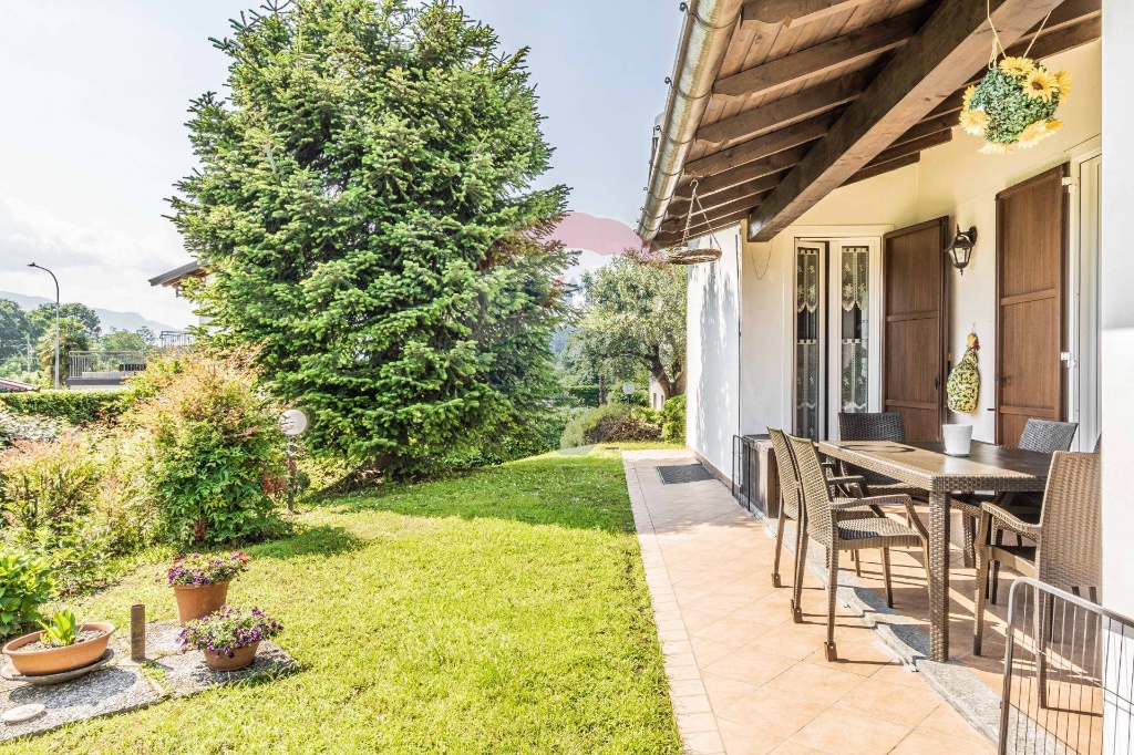 Villa in VIA EUROPA, Sangiano, 4 locali, 3 bagni, giardino privato
