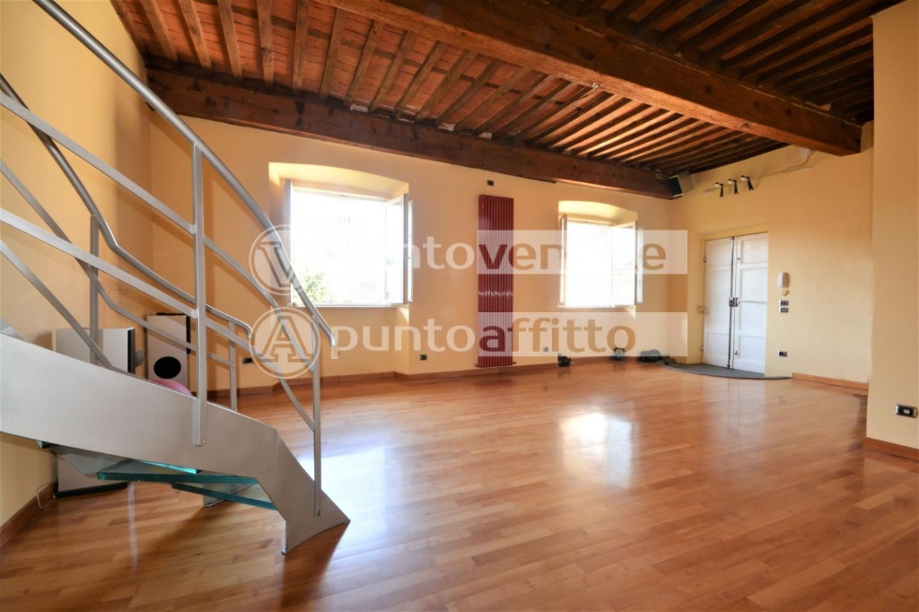 Appartamento a Lucca, 5 locali, 2 bagni, 230 m², 2° piano in vendita