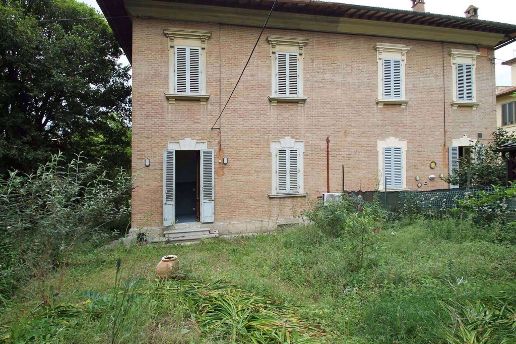 Villa a Siena, 10 locali, 2 bagni, giardino privato, 155 m², abitabile