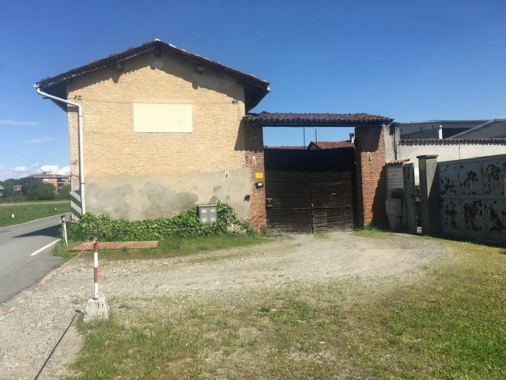 Palazzo in Da verrazzano, Novara, 4605 m², riscaldamento autonomo