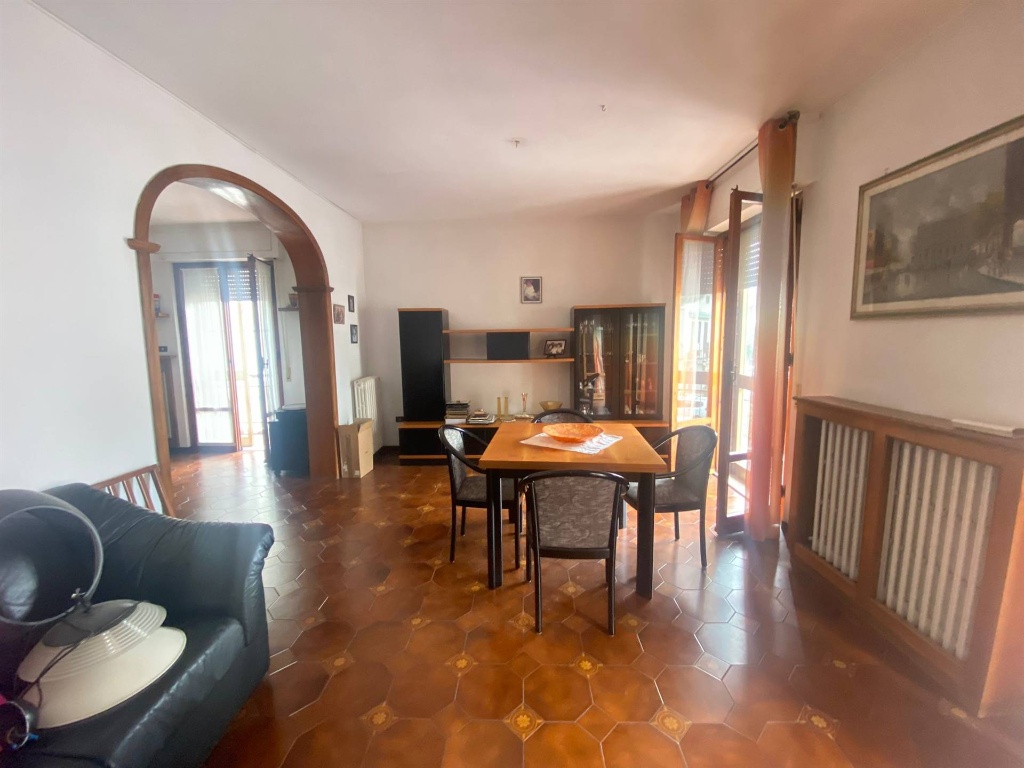 Appartamento a Prato, 5 locali, 2 bagni, 125 m², 1° piano, terrazzo