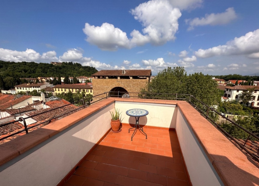 Attico a Firenze, 6 locali, 1 bagno, 180 m², ultimo piano, terrazzo