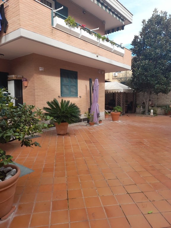 Villa in Via Pier Andrea Fontebasso, Roma, 5 locali, 4 bagni, garage