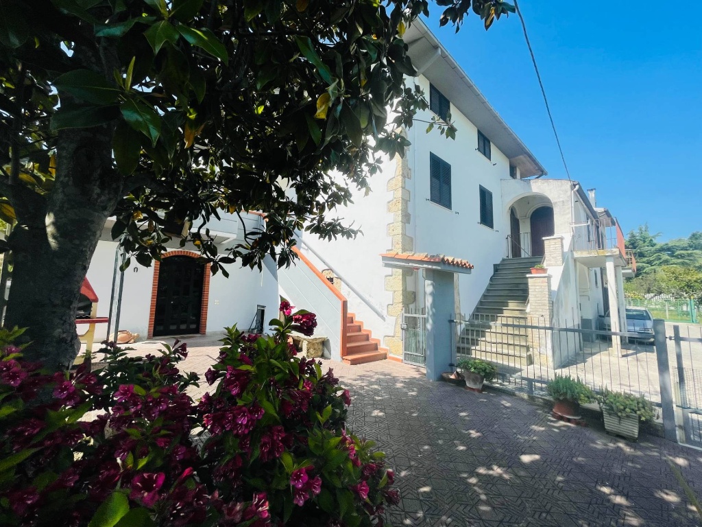Casa indipendente in Via Principale, Civitella del Tronto, 13 locali