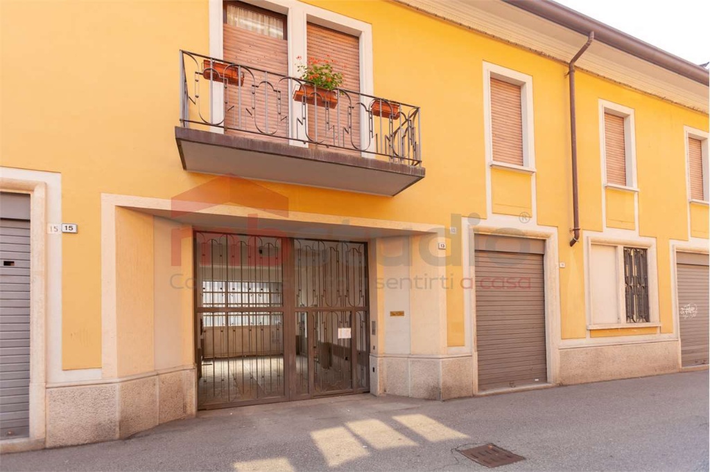 Palazzo a Saronno, 6 locali, 3 bagni, garage, 369 m², buono stato