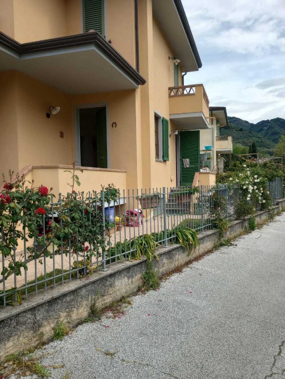 Villa a schiera a Camaiore, 5 locali, 3 bagni, giardino privato, 90 m²