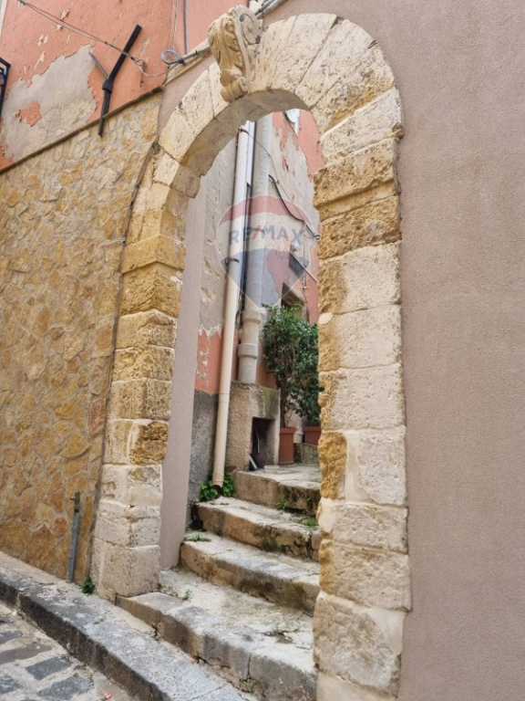 Casa indipendente in Via Vittorio Emanuele, Melilli, 6 locali, 2 bagni