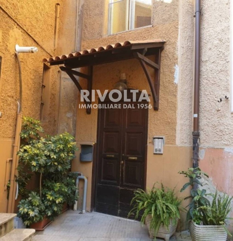 Appartamento in VIA MAGNAGRECIA, Roma, 5 locali, 2 bagni, 1967 m²