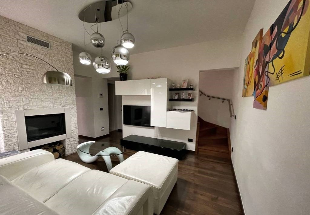 Appartamento a Prato, 5 locali, 2 bagni, arredato, 130 m², 1° piano