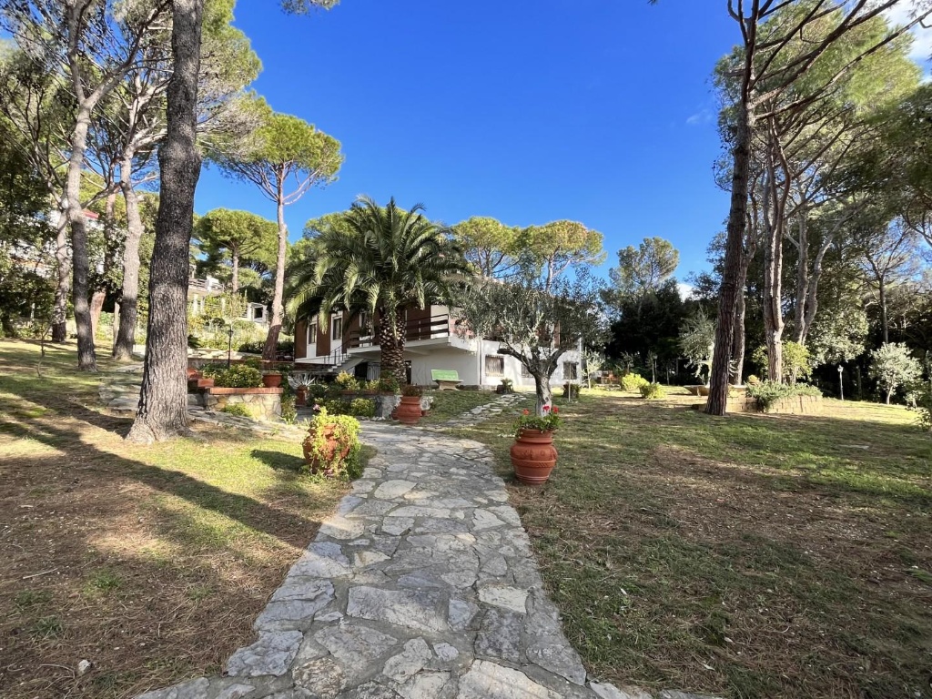 Villa a Livorno, 9 locali, 3 bagni, giardino privato, posto auto