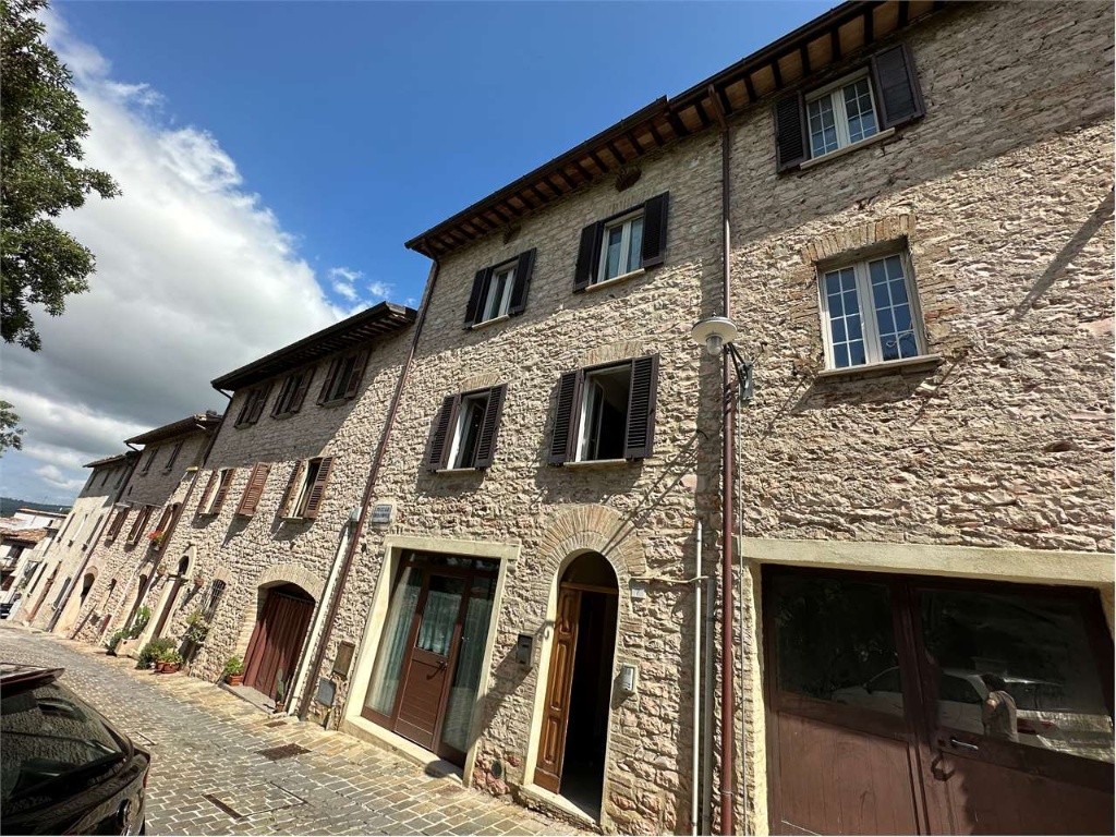 Palazzo in Via della Rocca, Gualdo Tadino, 8 locali, 2 bagni, garage