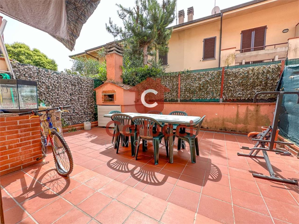 Villa a schiera a Pescia, 7 locali, 2 bagni, giardino privato, garage