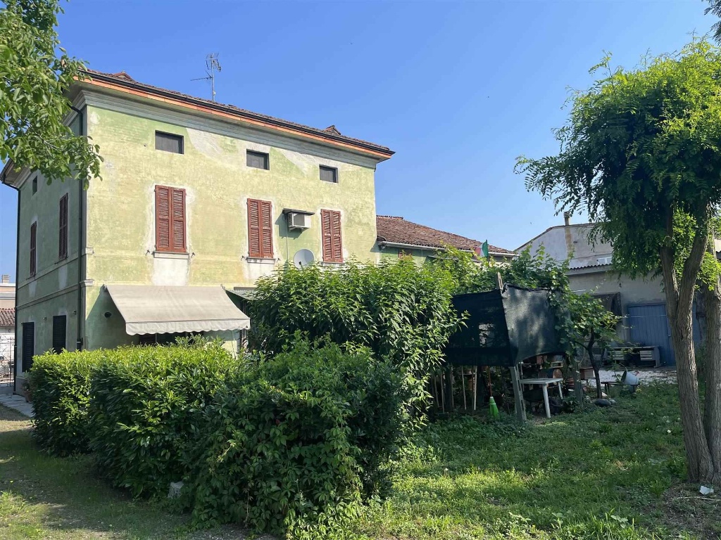 Casa indipendente a Castelvetro Piacentino, 4 locali, 2 bagni, 240 m²
