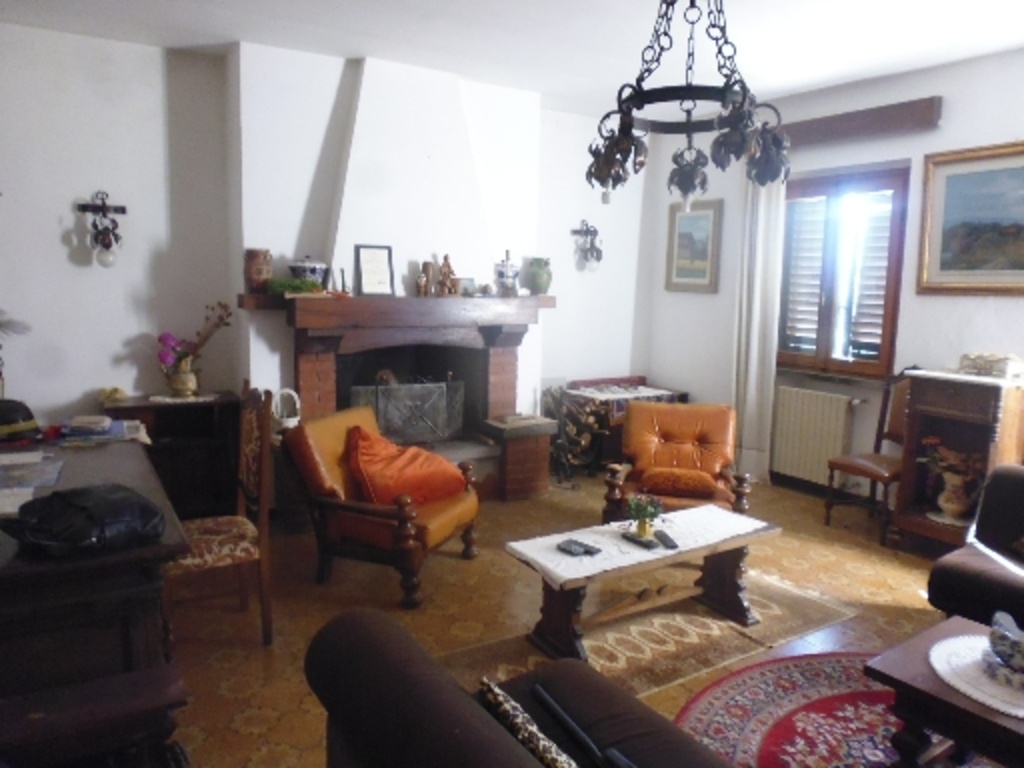 Appartamento in villa in PIAZZA DELLA REPUBBLICA, Dicomano, 7 locali