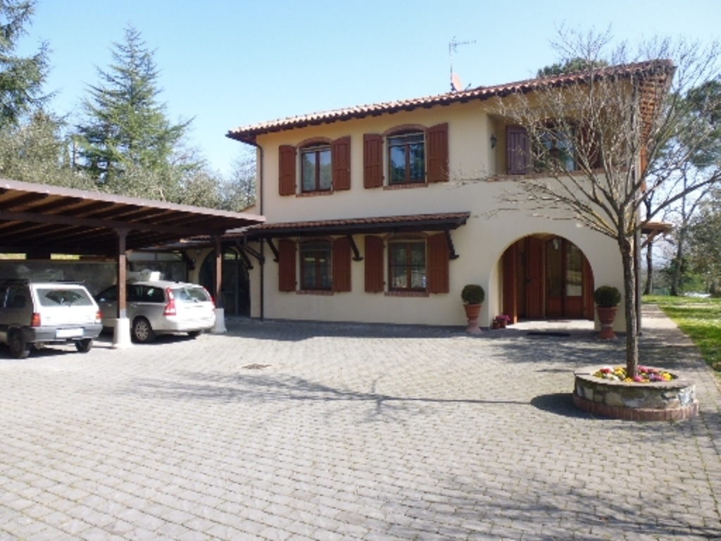Villa in VIALE DELLA LIBERTA' 19, Barberino di Mugello, 8 locali