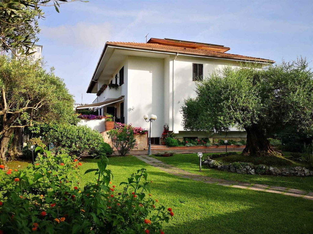 Villa in Via Degli Uffici Finanziari, Salerno, 8 locali, 5 bagni