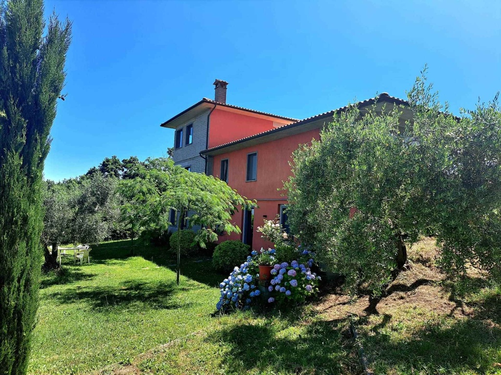 Villa in Strada Canale, Viterbo, 8 locali, 4 bagni, giardino privato