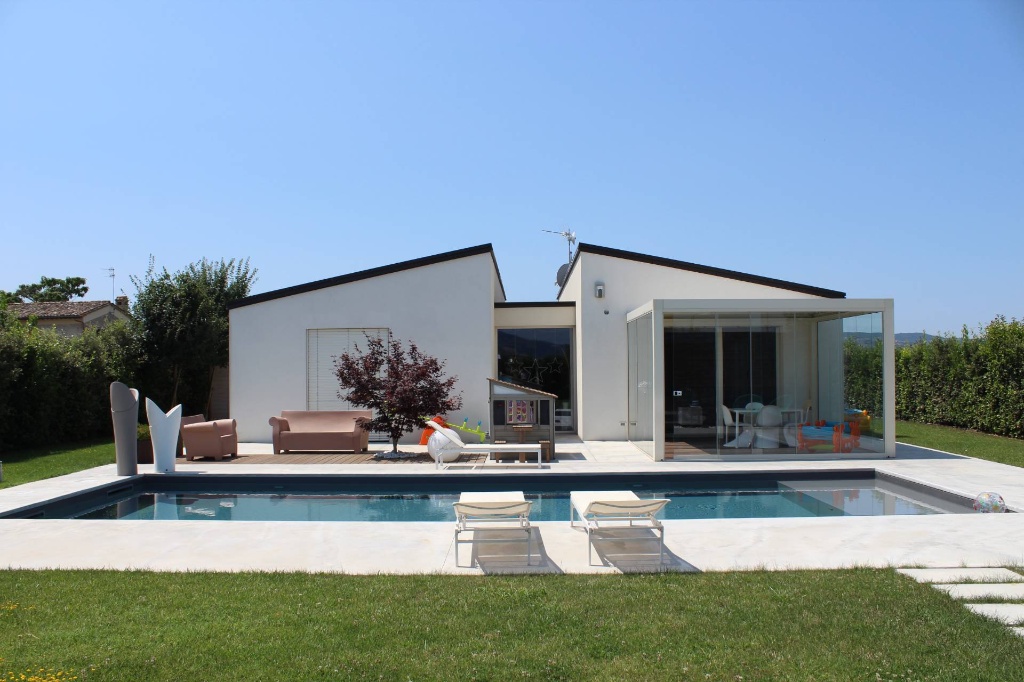 Villa singola a Bastia Umbra, 4 locali, 3 bagni, giardino privato