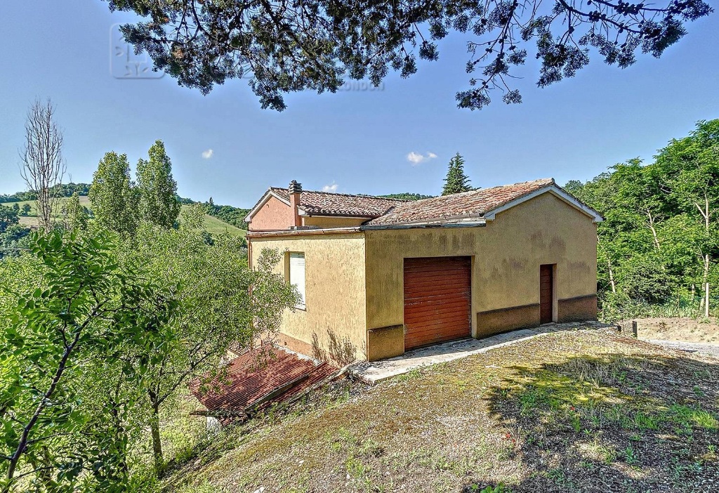Casa indipendente a Urbino, 8 locali, 1 bagno, con box, 133 m²