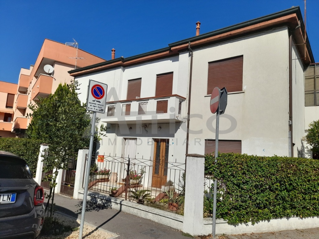 Villetta bifamiliare in Commenda Est RO, Rovigo, 6 locali, 2 bagni