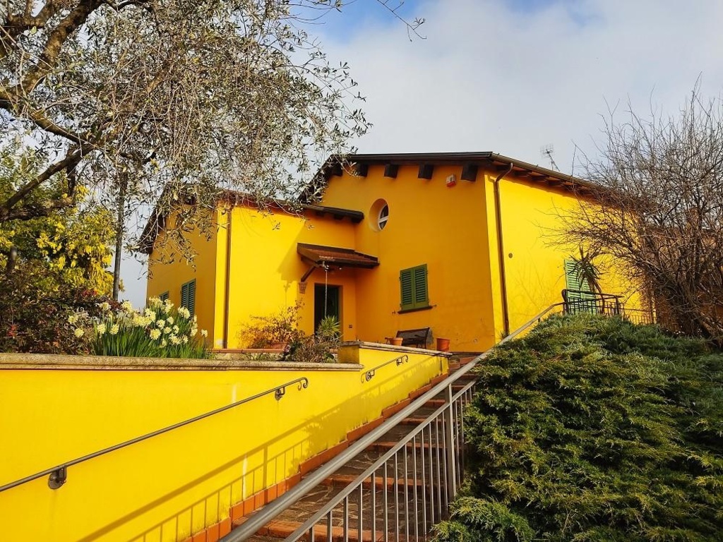 Villa a Castelnuovo Magra, 6 locali, 2 bagni, giardino privato, 150 m²