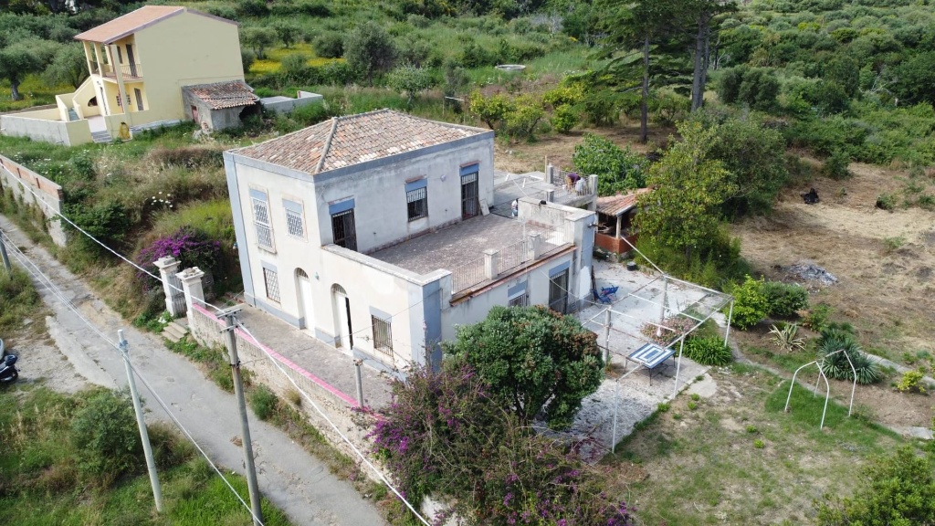 Villa a Messina, 7 locali, 4 bagni, giardino privato, arredato, 200 m²